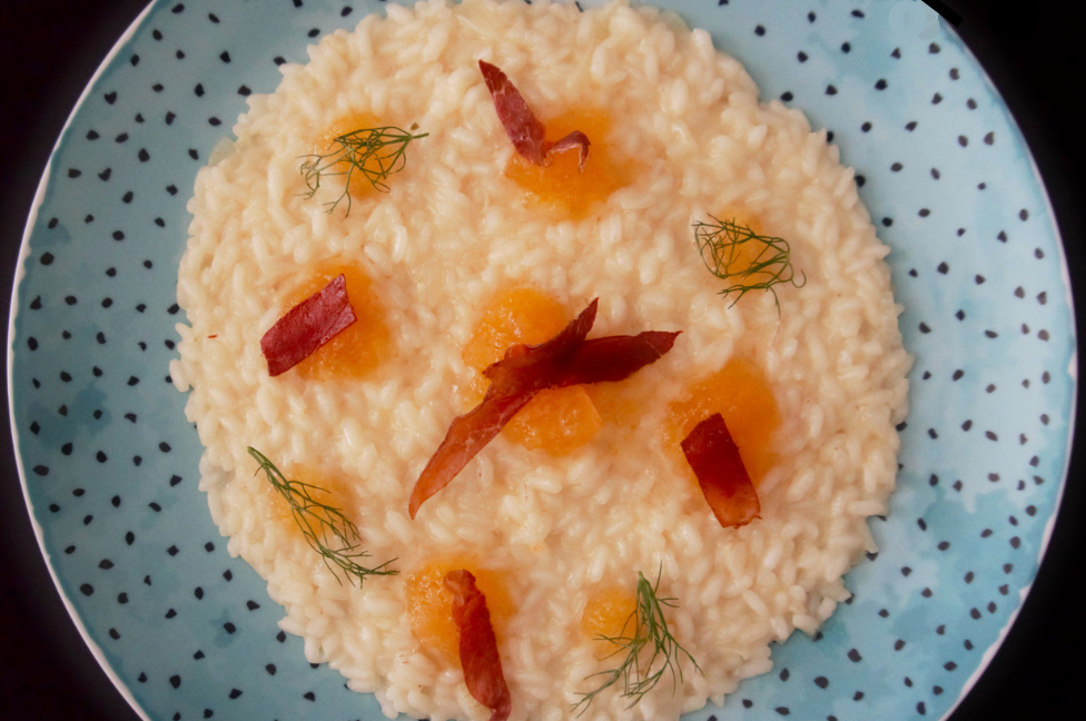 Risotto al Parmigiano Reggiano Gelatina di Melone e Prosciutto Crudo Croccante